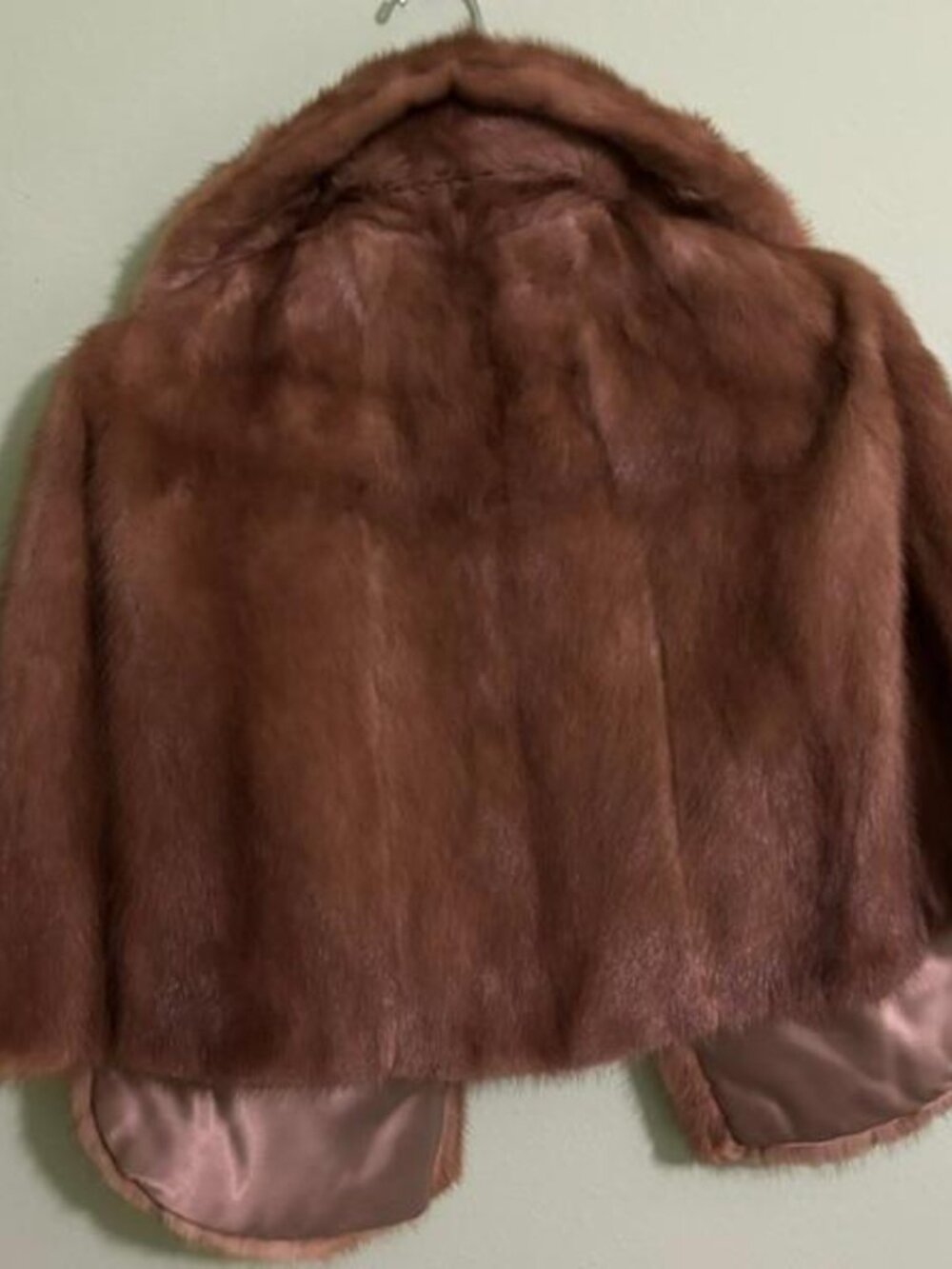Vintage Pizitz genuine fur capelet fully lined w/front hook closure and pockets - Picture 6 of 9